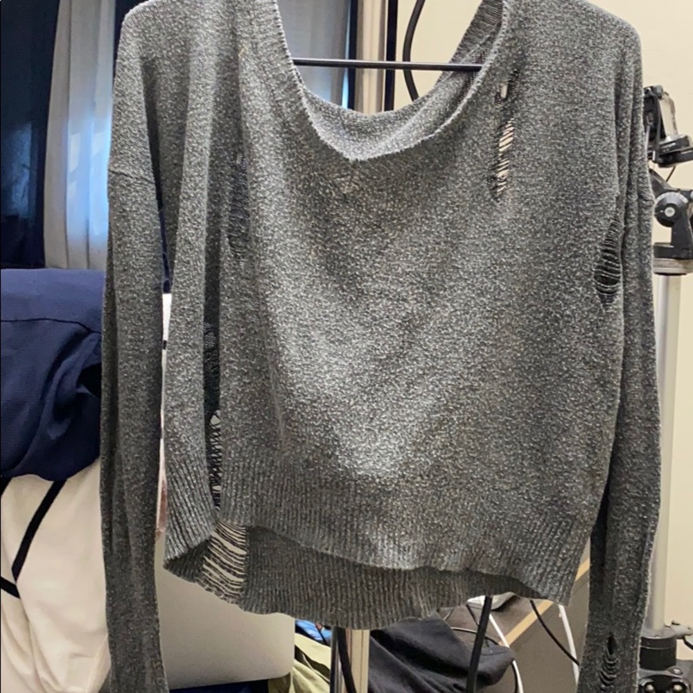 Ripped lone sleeve crop